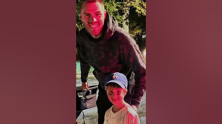 💙 Freddie Freeman Takes Pic with Dodgers Fan dressed as World Series MVP on Halloween in LA 🎃