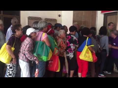 “赶场”抢红包不守秩序 乐龄人士失足跌全倒