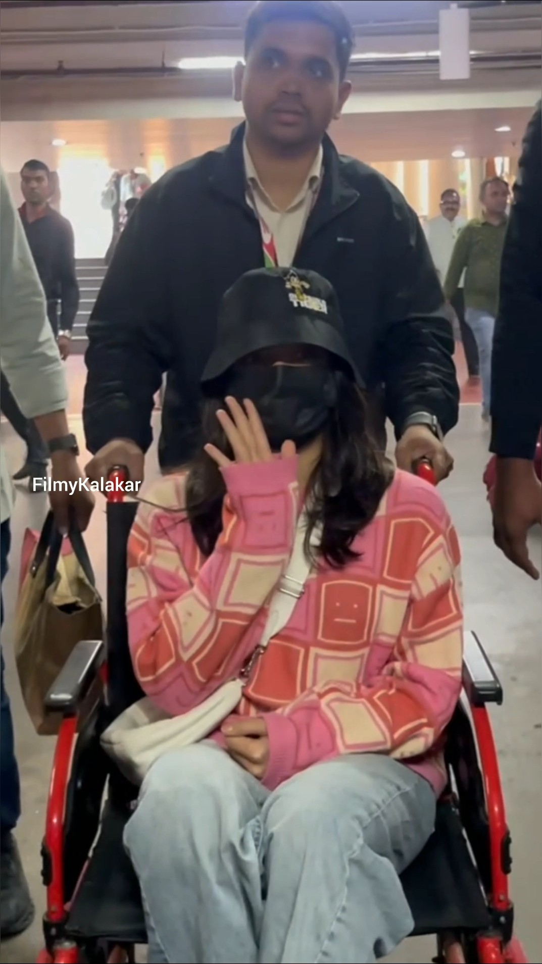 Sending good health and healing to this actress, can you guess her name?! #filmykalakar