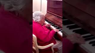 Bisnonna che suona il piano, 108 anni