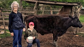 ¡Esta ABUELA le enseñó lo MEJOR! | Ordeñar su VACA, hacer el PAN, producir LANA y CULTIVAR la TIERRA