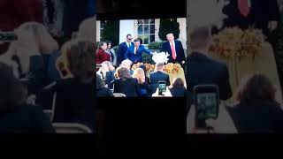 Trump indulta al pavo de acción de gracias Trump indulta al pavo de acción de gracias