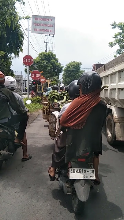 Kereta Api Kahuripan melintasi di Perlintasan Ngronggo Kota Kediri. #shorts