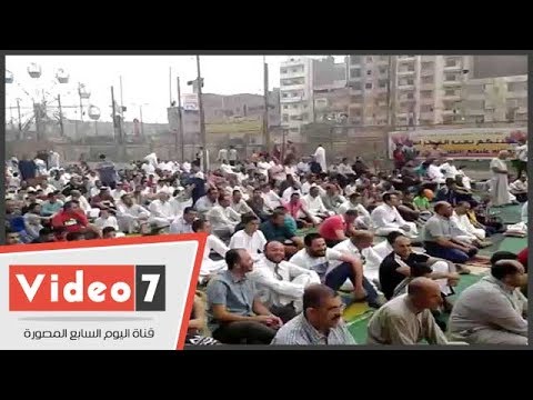 المئات من اهالي منشية البكري بالمحلة يؤدون صلاة العيد بالساحة الشعبيه