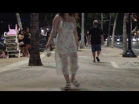 Night walking on Pattaya Beach road. | เดินกลางคืนบนถนนเลียบชายหาดพัทยา