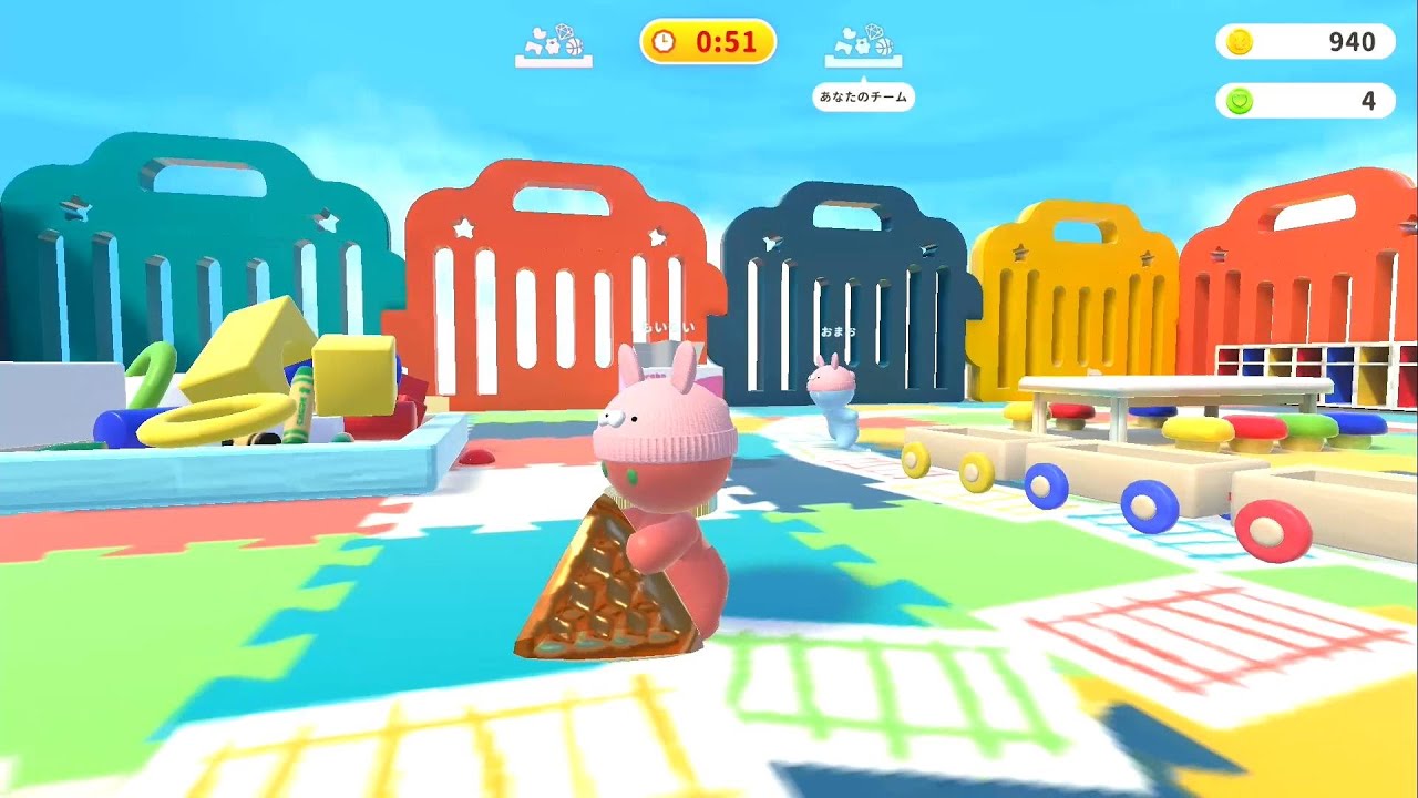 幼稚園児になって遊ぶゲームではしゃぐ男。