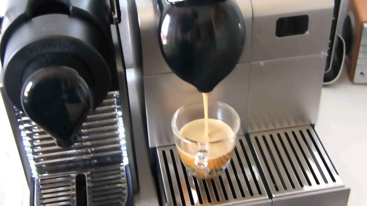 Nespresso Delonghi Wasser Unter Der Maschine Café Royal Kaffeekapseln in der DeLonghi Lattissima Plus Nespresso