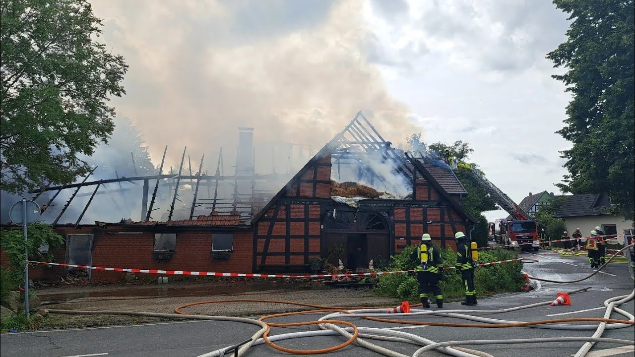 [F_Gebäude_P_Gefahr/Feuer_5] Fachwerkhaus steht in Vollbrand/Großbrand in der Gemeinde Ostercappeln