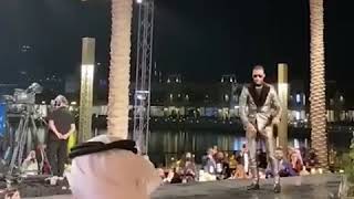 سقوط محمد رمضان علي المسرح في دبي ويعلق مايقع الا الشاطر