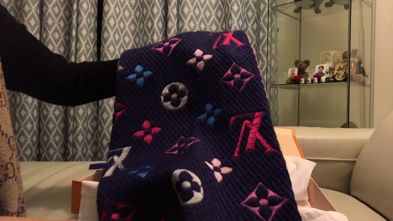 Louis Vuitton unboxing - Logomania scarf 