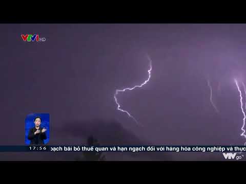 Video Liên tiếp giông sét đánh người bị thương | VTV24 - youtube