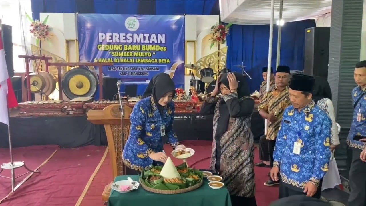 PEMOTONGAN TUMPENG OLEH drg. NADIA MUNA WAKIL BUPATI TEMANGGUNG