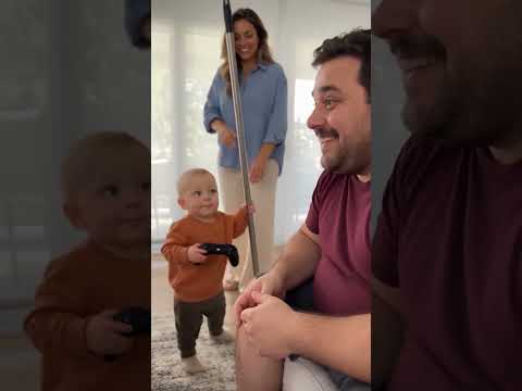 Leo le quita el videojuego a Lucas…😂🎮🧹#leo #lucas #laura #bebedivertido #videosgraciosos