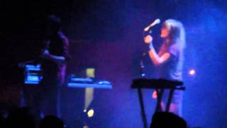 the hundred in the hands -tom tom