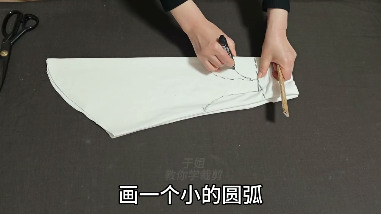 T恤袖子的创意改造！裁出4个圆弧缝一缝，夏天穿着凉爽又舒服！
