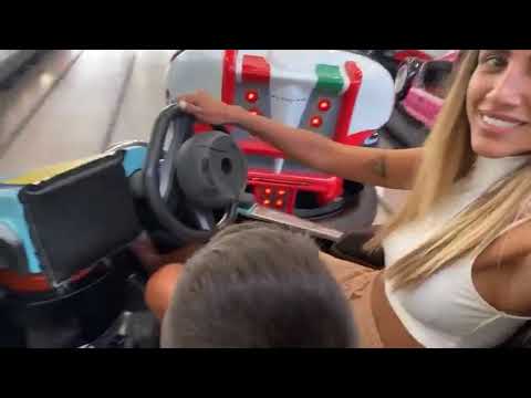 פאני בוזגלו משתעשעת במכוניות מתנגשות 