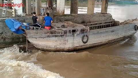 ghe gỗ vật lộn với dòng nước chảy xiết ,nguy hiểm khó lường