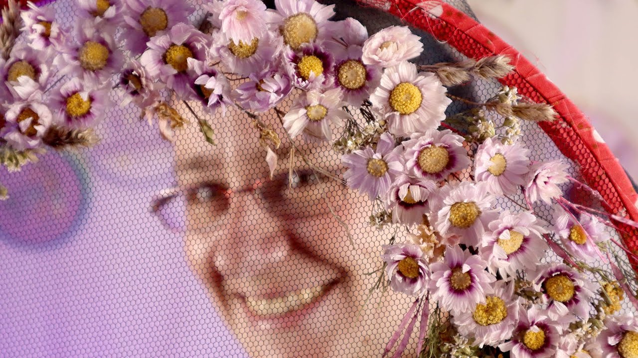 Trockenblumen im Stickrahmen mit Tüll - ein Experiment