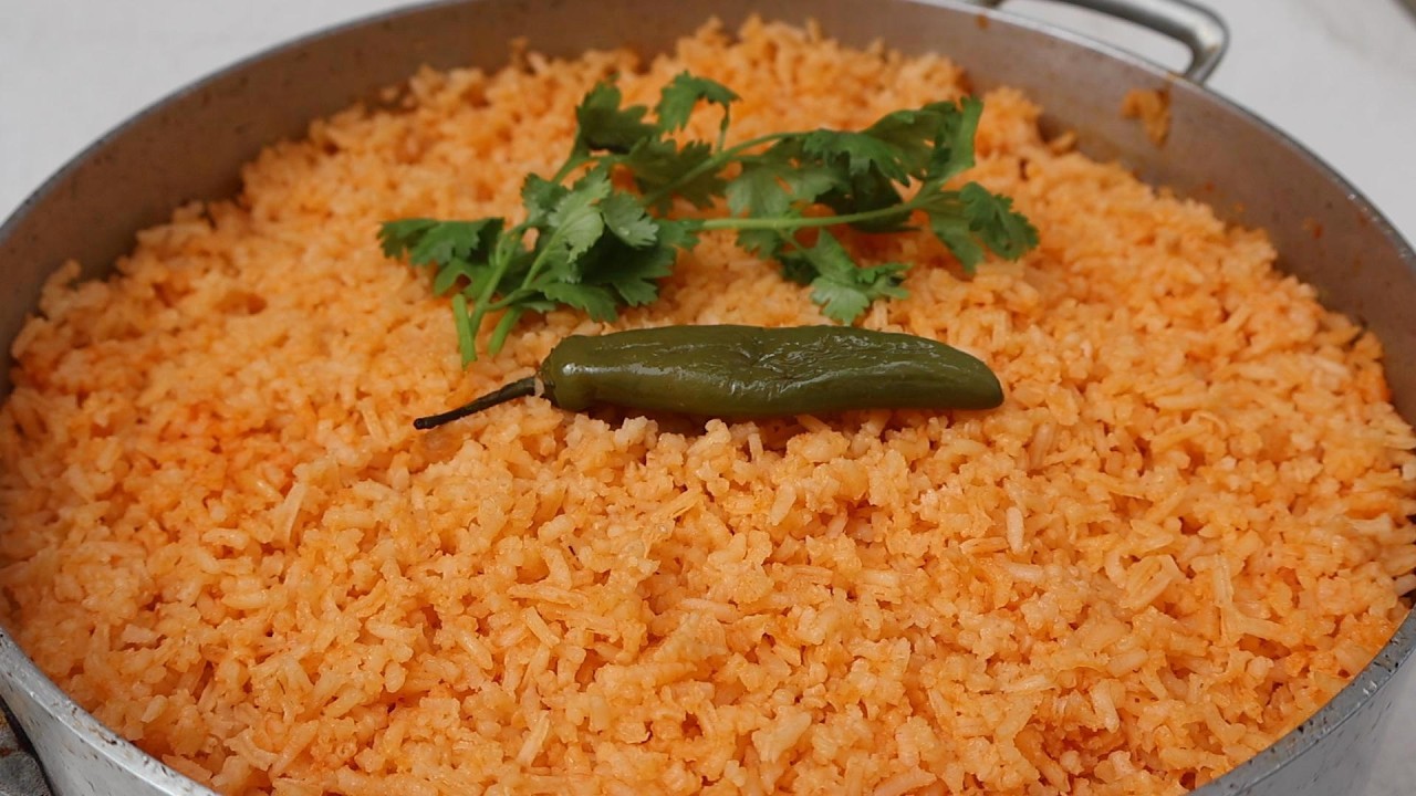 ¡Así se hace el arroz rojo más esponjoso para 25 personas!
