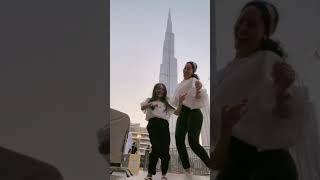 بنت صغيرة ترقص مصري عند برج خليفة