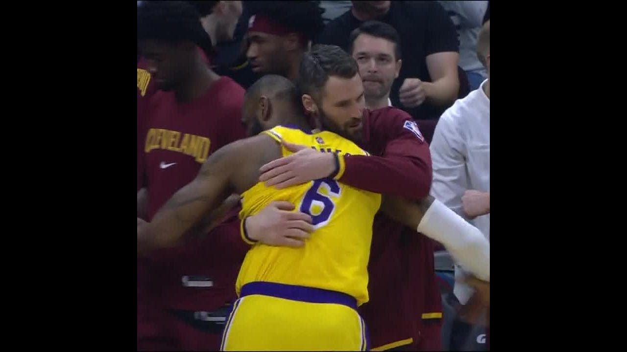 Kevin Love sofre falta dura, desloca ombro e deixa jogo dos Cavaliers - ESPN