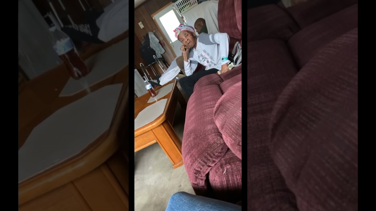 Я не уверен, кто смешнее, Ларри или бабушка 😭😂😂