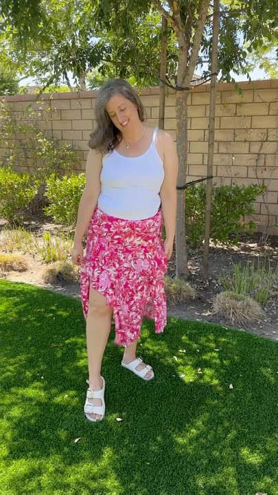 Pink patterned skirt with a side slit #pinkaesthetic #summeroutfits #outfitideasforyou #outfitinspo