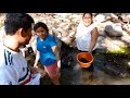 Recogiendo Caracol de Río o Shuti en algún lugar de Chiapas