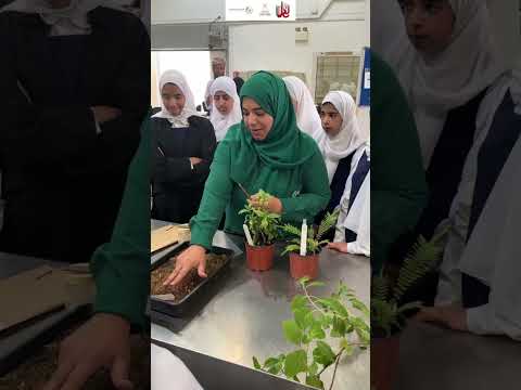 ضمن أنشطة المدارس الخضراء نظمت المدرسة رحلة تعليمية للطالبات إلى حديقة النباتات العمانية