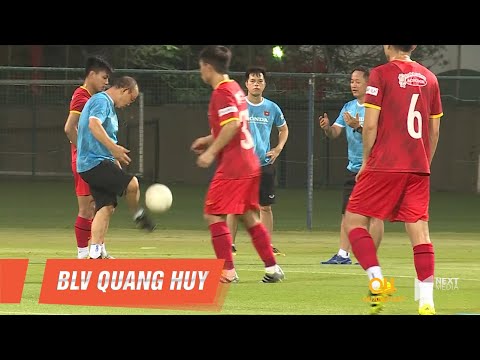 Thầy Park hướng dẫn Văn Thanh đỡ bóng, dặn dò trợ lý Lee trước trận gặp UAE | BLV Quang Huy