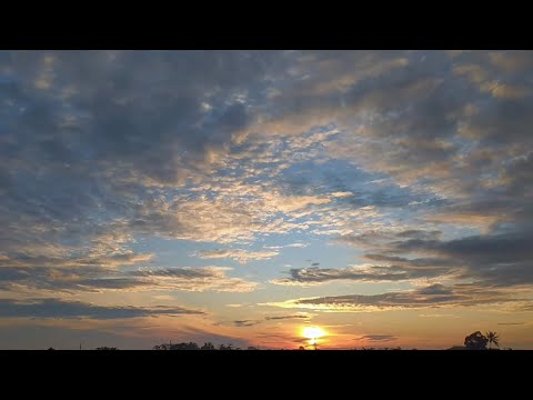 Pemandangan langit awan dan matahari terbit yang estetik (Background video)