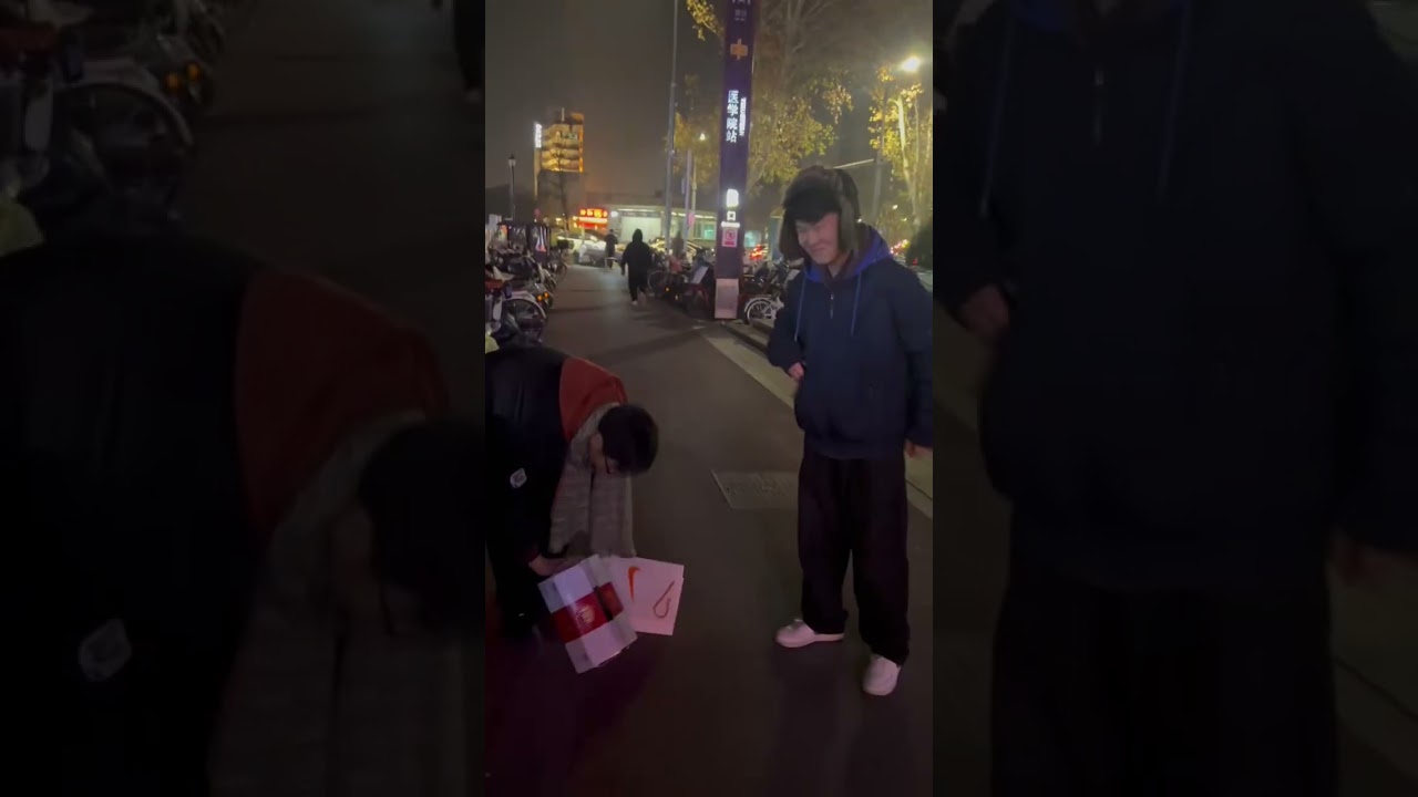 One hundred yuan or secret gift package