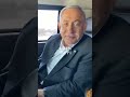 ראש הממשלה ביבי נוגס תפוח בדרכים ראש הממשלה ביבי נוגס תפוח בדרכים