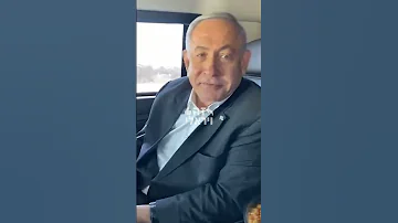ראש הממשלה ביבי נוגס תפוח בדרכים 