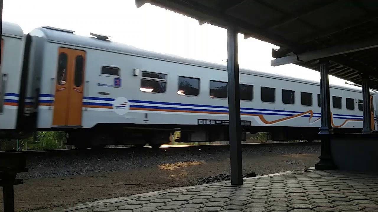 Ka Kalijaga Melintas Depan Rumah Tipis Tipis Ada Pohon Pisang Medium