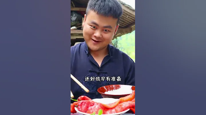 TikTok抖音整蛊小技巧 松松和二毛 搞笑达人抢着吃辣椒 一定要看到最后！ - 天天要闻