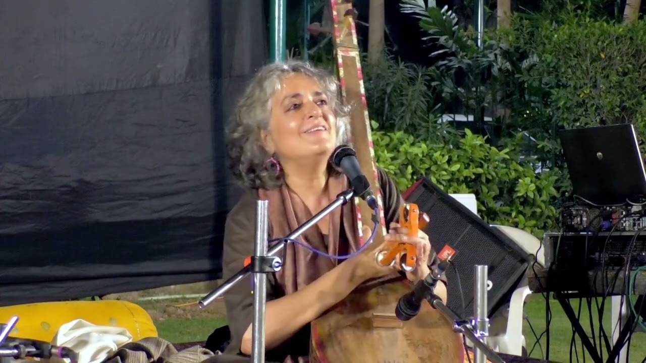 Shabnam Virmani singing Ochintu Ko Mane during  Vasundhrani vani at Vasant Vihar gymkhana, Bopal