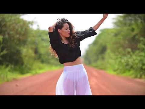 ვიოლინოზე უკრავს ულამაზესი გოგო