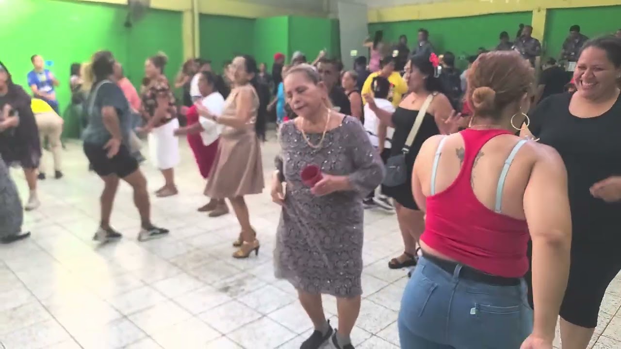 Bailando con el combo variedad tropical 😊😆