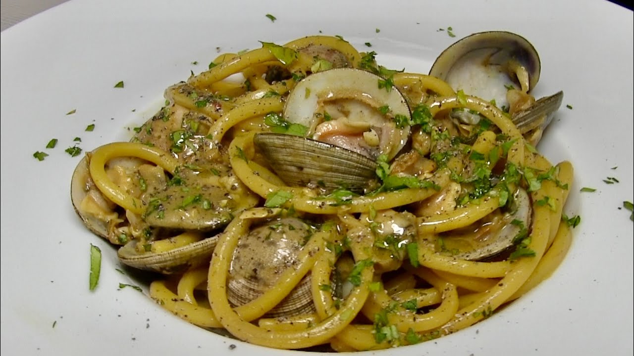 Spaghetti with Clams and Saffron