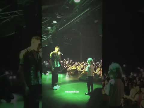 ويجز بيرقص مع طفل علي مسرح حفلته بباريس فرنسا