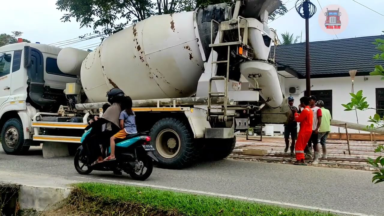 proses pengecoran halaman parkir ||Cement mixing vehicle ||dump truck ...