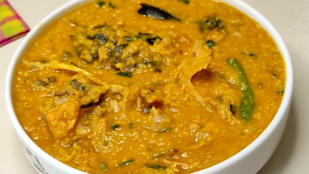 মুড়ি ঘন্ট || মাছের মাথা দিয়ে মুগের ডাল রেসিপি || Macher Matha Diye Moong Dal || Fish Head Curry