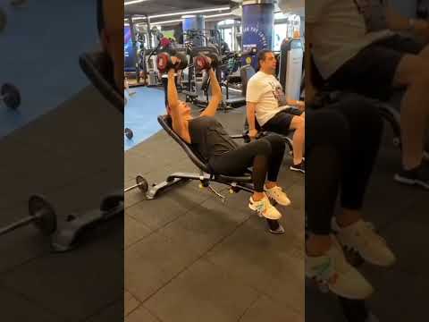 ياسمين صبري بترفع دمبلز و حديد فى الجيم  ياسمين صبرى 