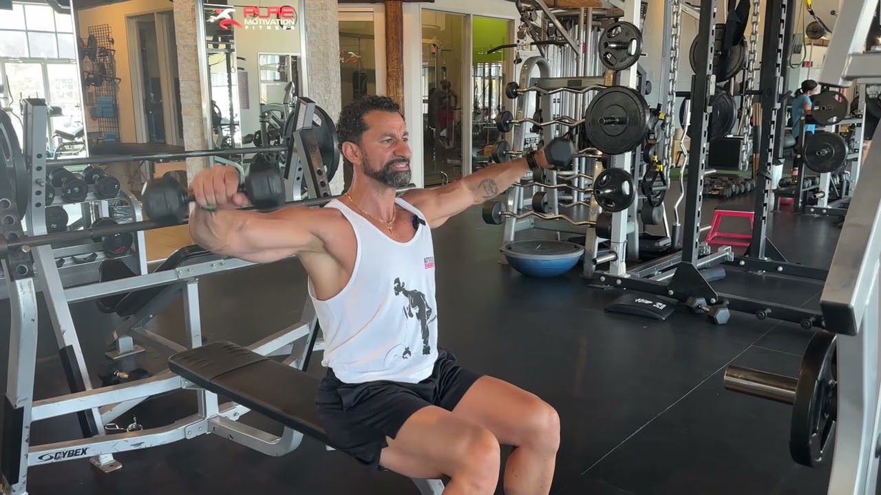 Как выполнять упражнение «Разведение двух гантелей в стороны сидя»