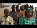 Cérémonie de remise de chèques et de machines à coudre à deux catégories de groupes de jeunes