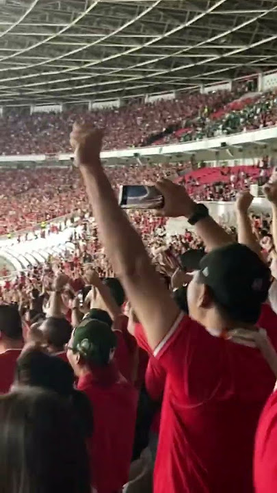 Sorak sorai penuh gembira suporter timnas saat indonesia mencetak gol.