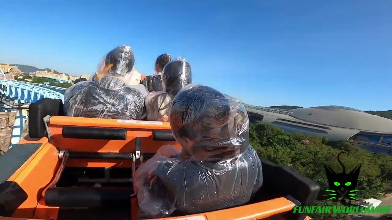 ПОЛЯРНЫЙ ИССЛЕДОВАТЕЛЬ: Мак катается на водных горках в океанариуме Chimelong Ocean Kingdom! 🇨🇳