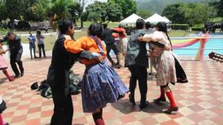Video thumbnail of ""A bailar guasca" Musica y baile campesino andino de Colombia . Grupo "kendira""