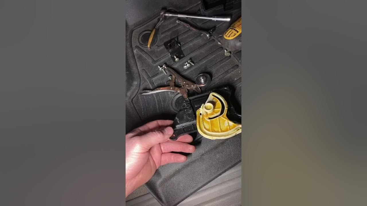 2005 Nissan Titan blend door actuator replacement without removing the